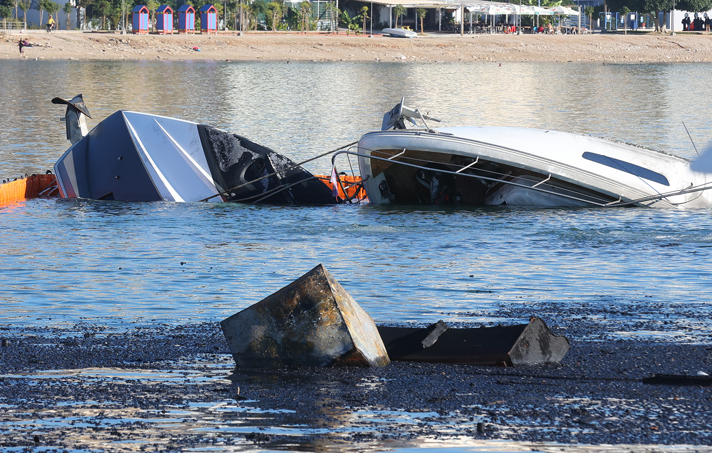 Αποκαΐδια και βυθισμένα πολυτελή γιοτ στη Μαρίνα Ζέας, δείτε βίντεο και φωτογραφίες &#8211; Πώς ξεκίνησε η φωτιά
