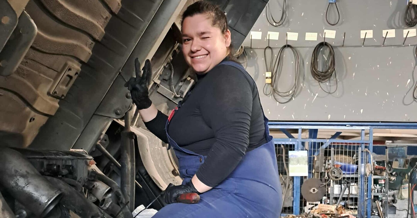 Γεωργία Τσελίγκα: Η μαστόρισσα των τριαξονικών &#8211; Η γυναίκα που λύνει και δένει τις μηχανές από νταλίκες και φορτηγά στο Newsbeast