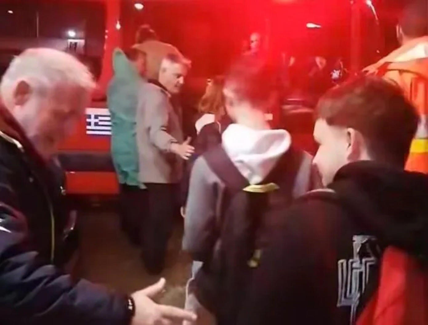 Μαθητές απομακρύνθηκαν από φροντιστήριο με πυροσβεστικό όχημα λόγω της κακοκαιρίας στη Βόνιτσα