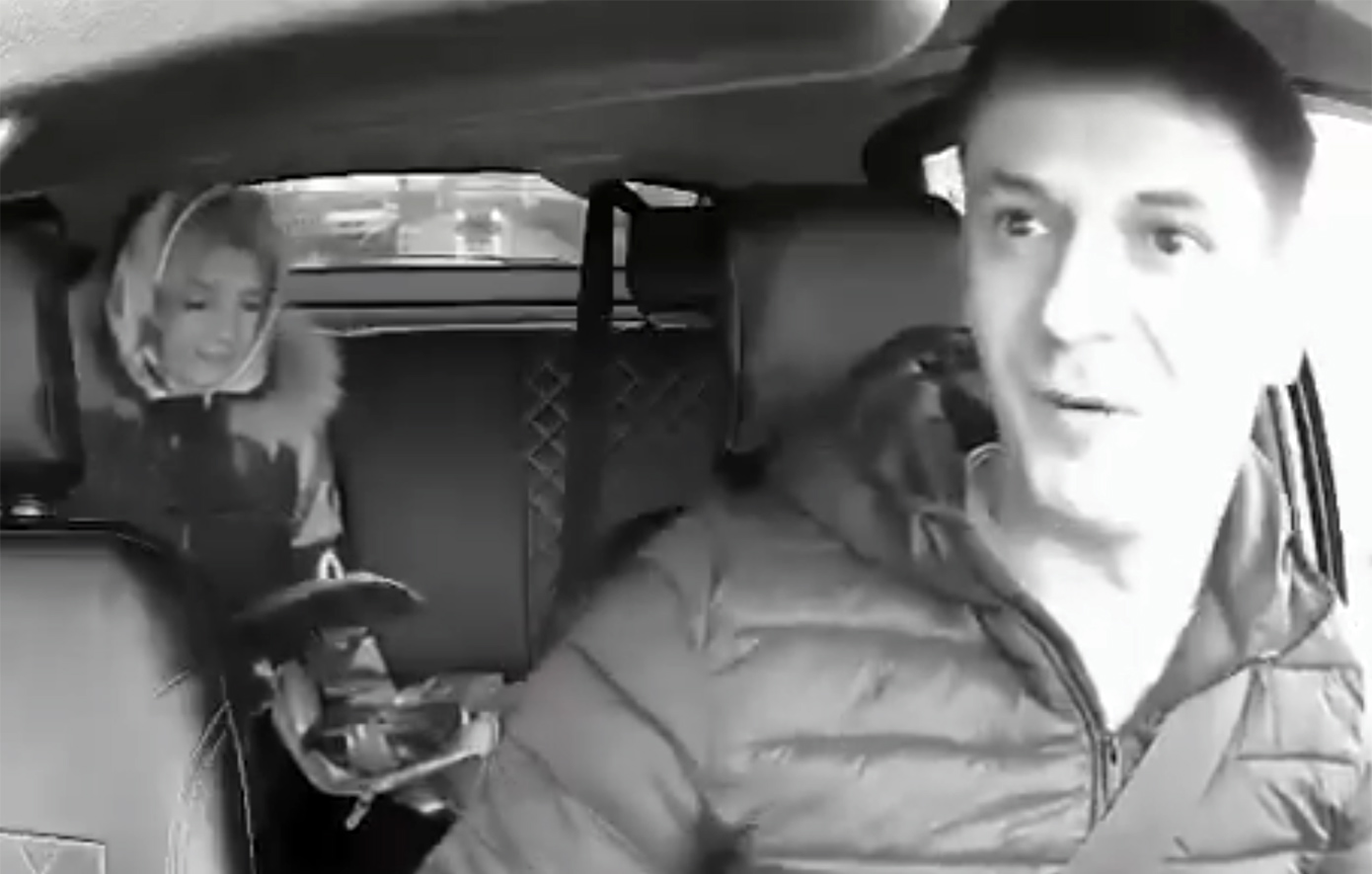 Γυναίκα έβγαλε ματσέτα επειδή δεν της άρεσε το τραγούδι που έβαλε ο ταξιτζής &#8211; Δείτε το βίντεο