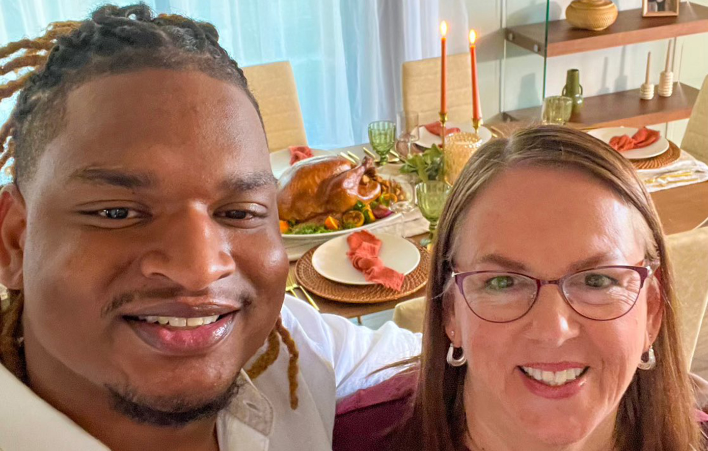 Η γιαγιά που έγινε viral επειδή προσκάλεσε έναν άγνωστο σπίτι της γιορτάζει το 10ο γιορτινό γεύμα με τον «εγγονό» της