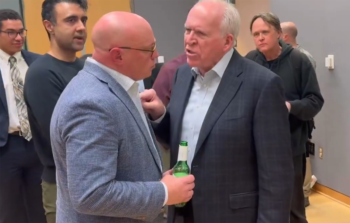 Έξαλλος ο πρώην διευθυντής της CIA με άνδρα που τον κατηγορεί ότι υπέγραψε ψευδές γράμμα για τα emails του Χάντερ Μπάιντεν