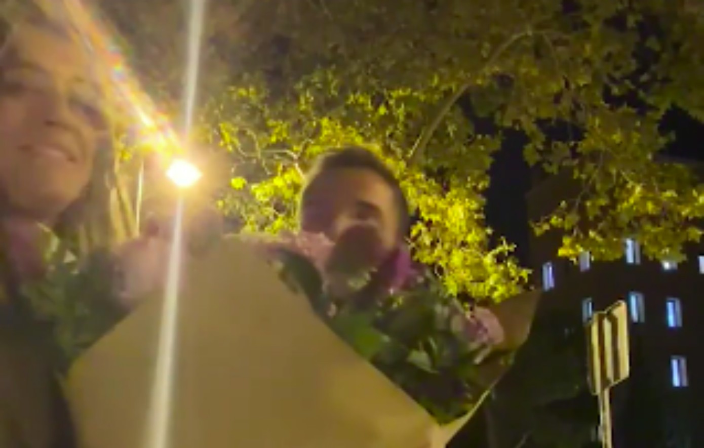 Μέσι: Εμφανίστηκε ξαφνικά σε βίντεο ερωτευμένου ζευγαριού και έγινε viral