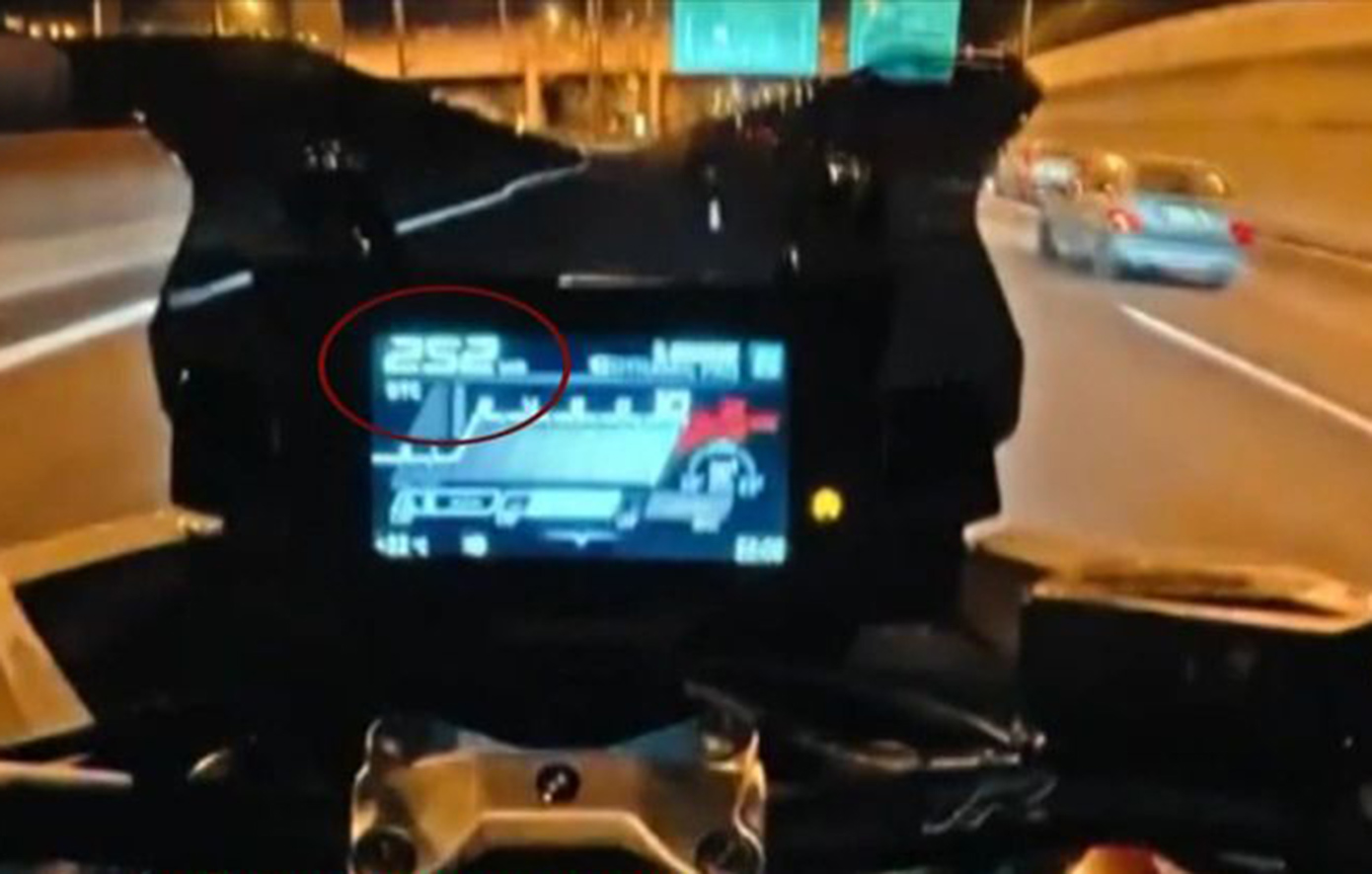 Ταυτοποιήθηκαν οι δύο οδηγοί μηχανών που έτρεχαν με πάνω από 250 χλμ στην Αττική Οδό