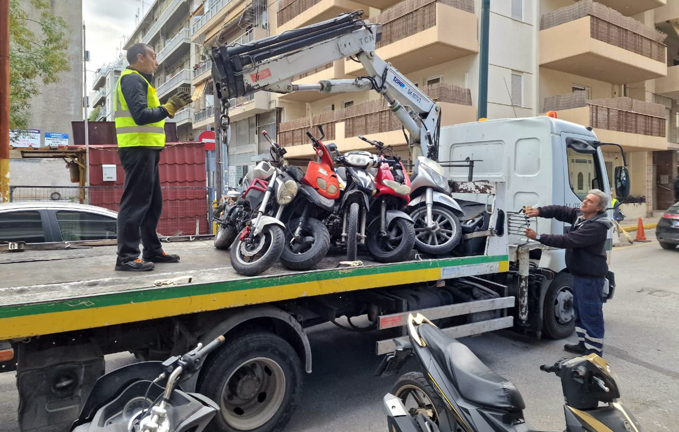 Επιχείρηση απομάκρυνσης εκατοντάδων εγκαταλελειμμένων δικύκλων στον Δήμο Αθηναίων