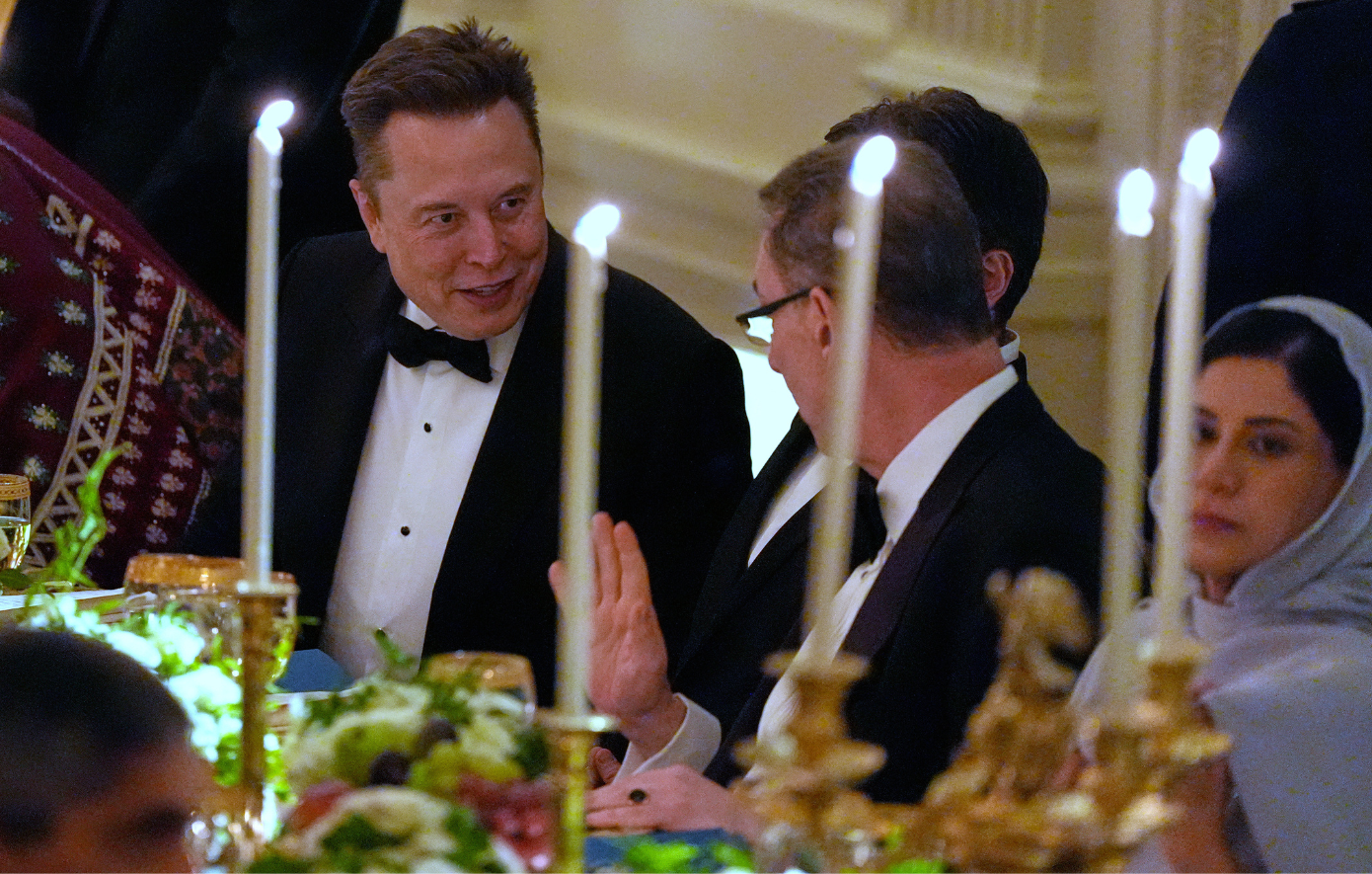 Έλον Μασκ σε Άλμπερτ Μπουρλά στο δείπνο Τραμπ προς τιμήν του Μπιν Σαλμάν: «Ποια είναι η γνώμη σου, είναι τρομοκράτης;»