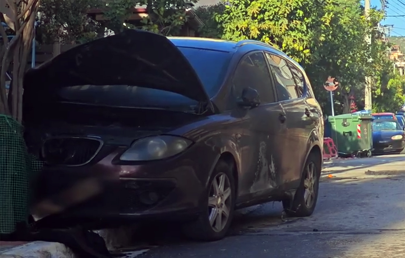 Έβαλαν φωτιά στο αυτοκίνητο σωφρονιστικού υπαλλήλου στη Νίκαια και εντοπίστηκε χειροβομβίδα