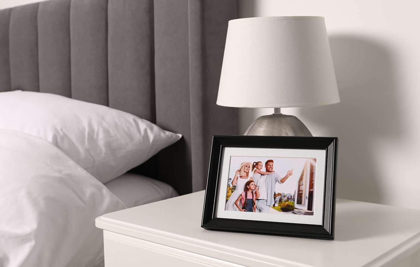 Γιατί το Φενγκ Σούι προτείνει να απομακρύνετε τις οικογενειακές φωτογραφίες από το υπνοδωμάτιο