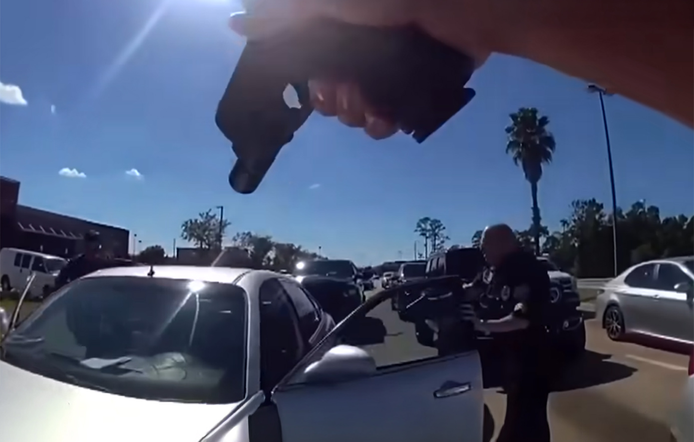 «Θες να μπεις μέσα;» &#8211; Γυναίκα είδε αστυνομικό να κυνηγά κλέφτη και τον βοήθησε στην καταδίωξή του