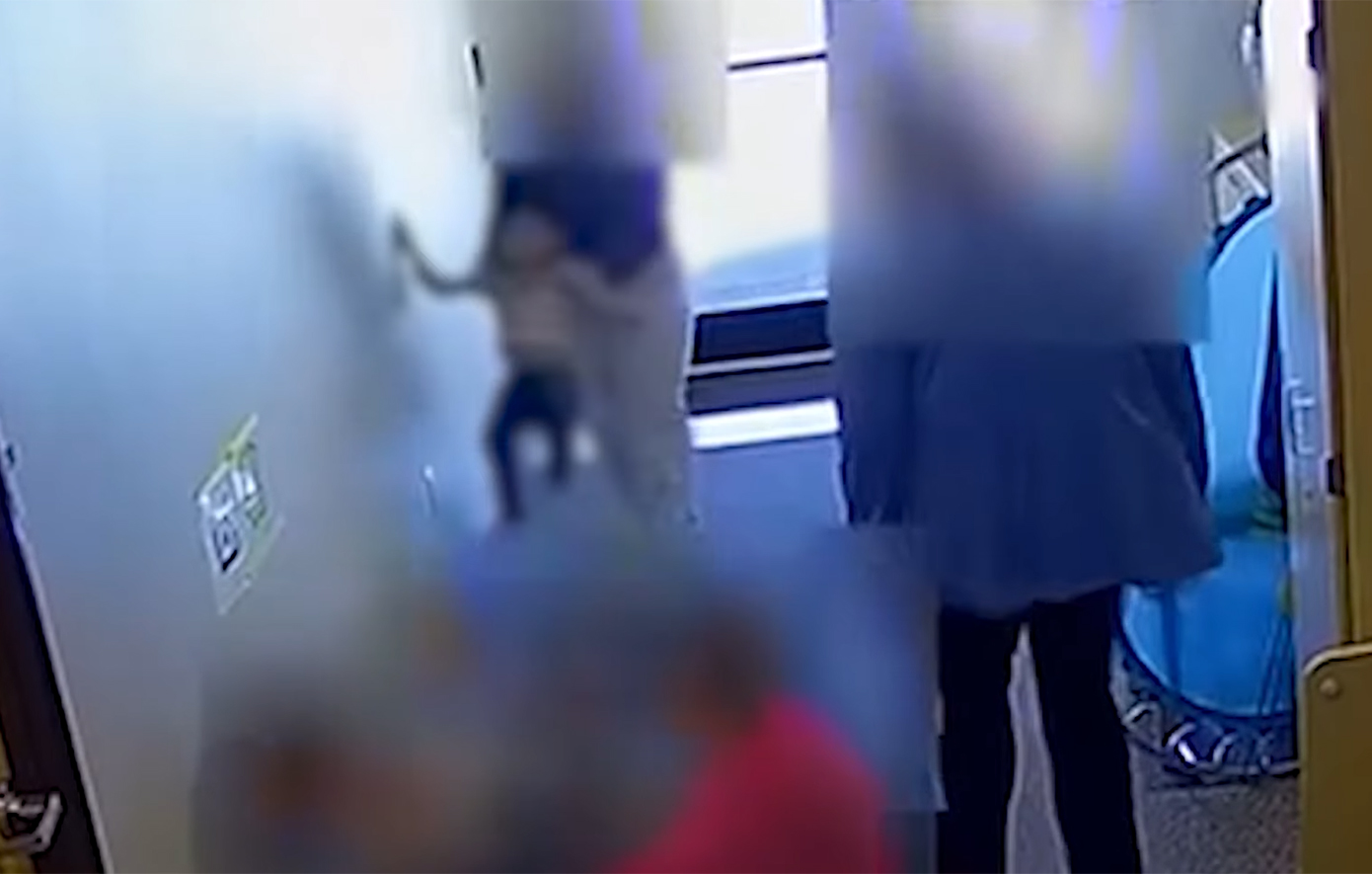 Δάσκαλοι έσπασαν το πόδι αυτιστικού μαθητή, με κλοτσιές &#8211; Σοκαριστικό βίντεο από το περιστατικό