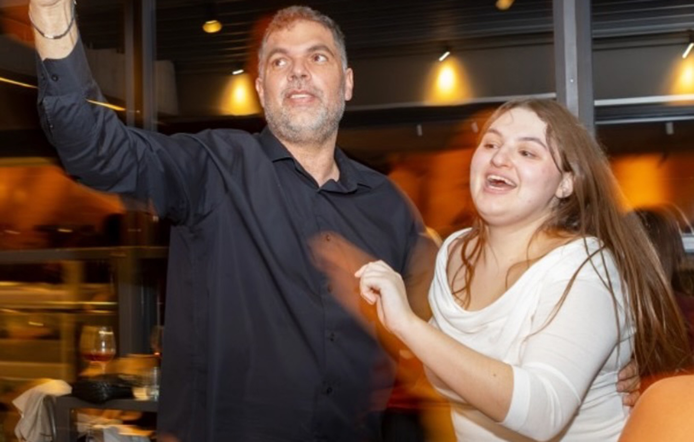 Όταν η αγωνία γίνεται χαρά: Η ιστορία του Δημήτρη Παπανικολάου σε ένα οικογενειακό κάλεσμα