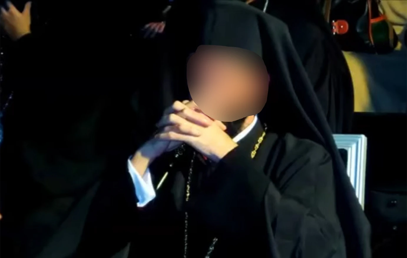 Ο διάλογος του ψευτοαρχιεπίσκοπου με τον τρίτο ρασοφόρο μετά τη σύλληψη του