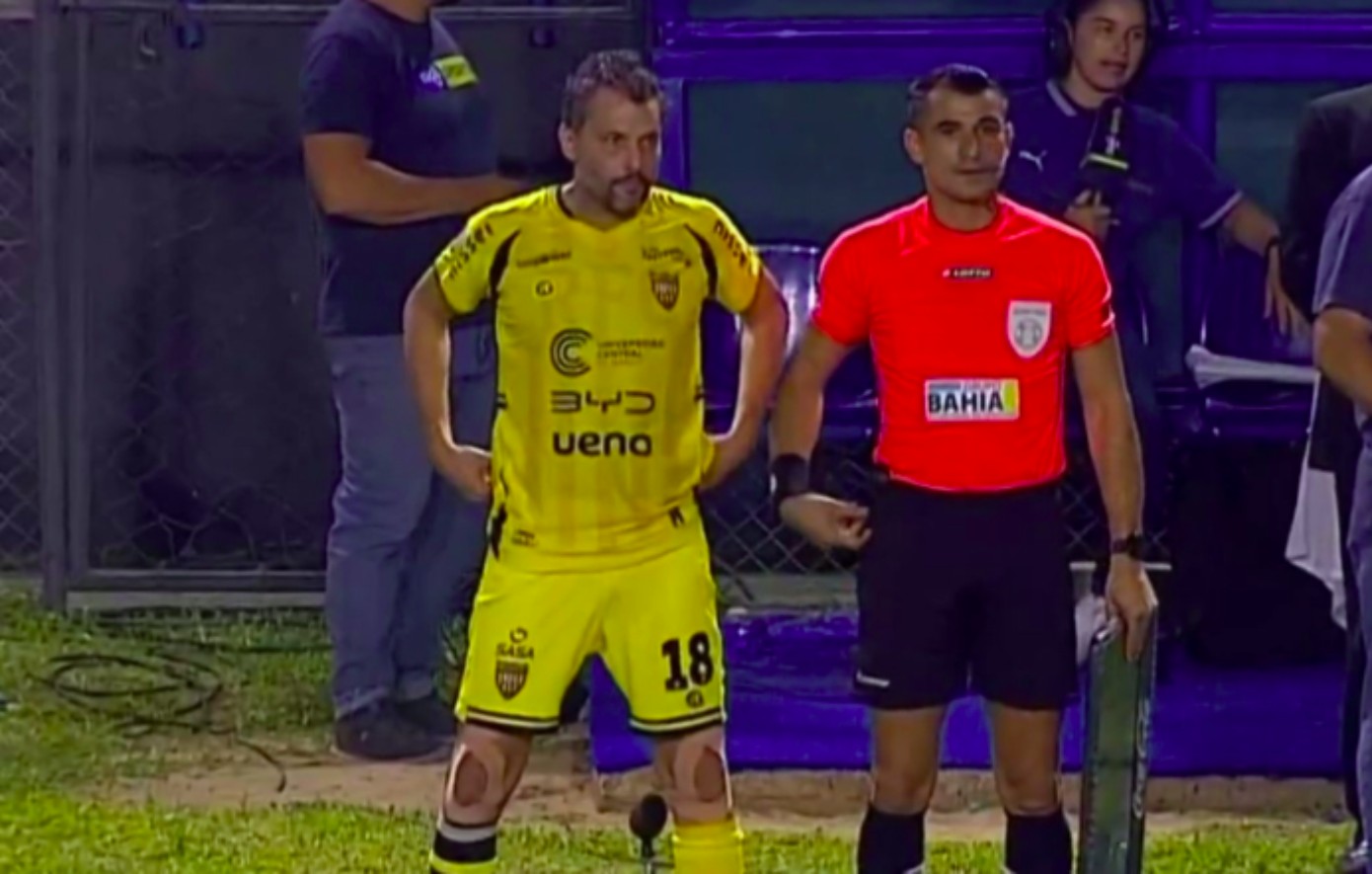 Τρέλα στην Παραγουάη: Πρόεδρος ομάδας μπήκε ως αλλαγή και έκανε ντεμπούτο στα 51 του χρόνια