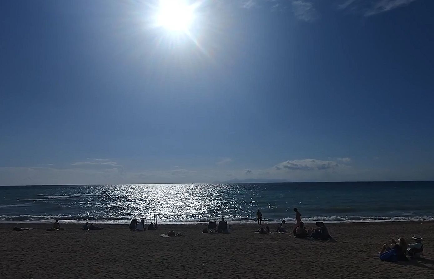 Καιρός: Στις παραλίες των νοτίων προαστίων της Αττικής εκατοντάδες πολίτες &#8211; Ήλιος και θερμοκρασία που αγγίζει τους 24 βαθμούς