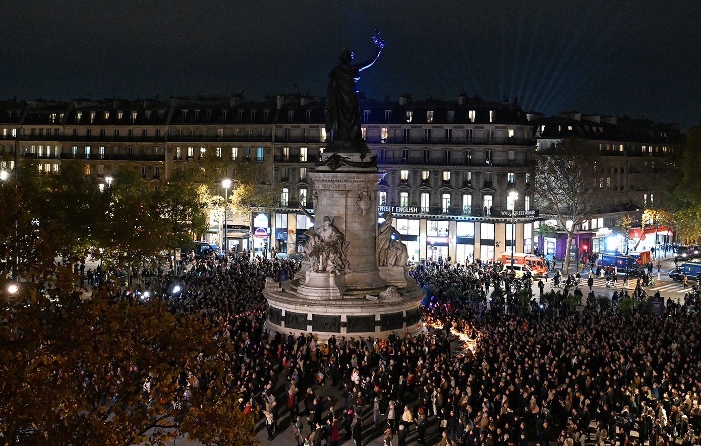 Πλήθος κόσμου στις εκδηλώσεις μνήμης για τα 10 χρόνια από τις τρομοκρατικές επιθέσεις της 13ης Νοεμβρίου 2015 &#8211; Συγκινητική η ενότητα των Γάλλων
