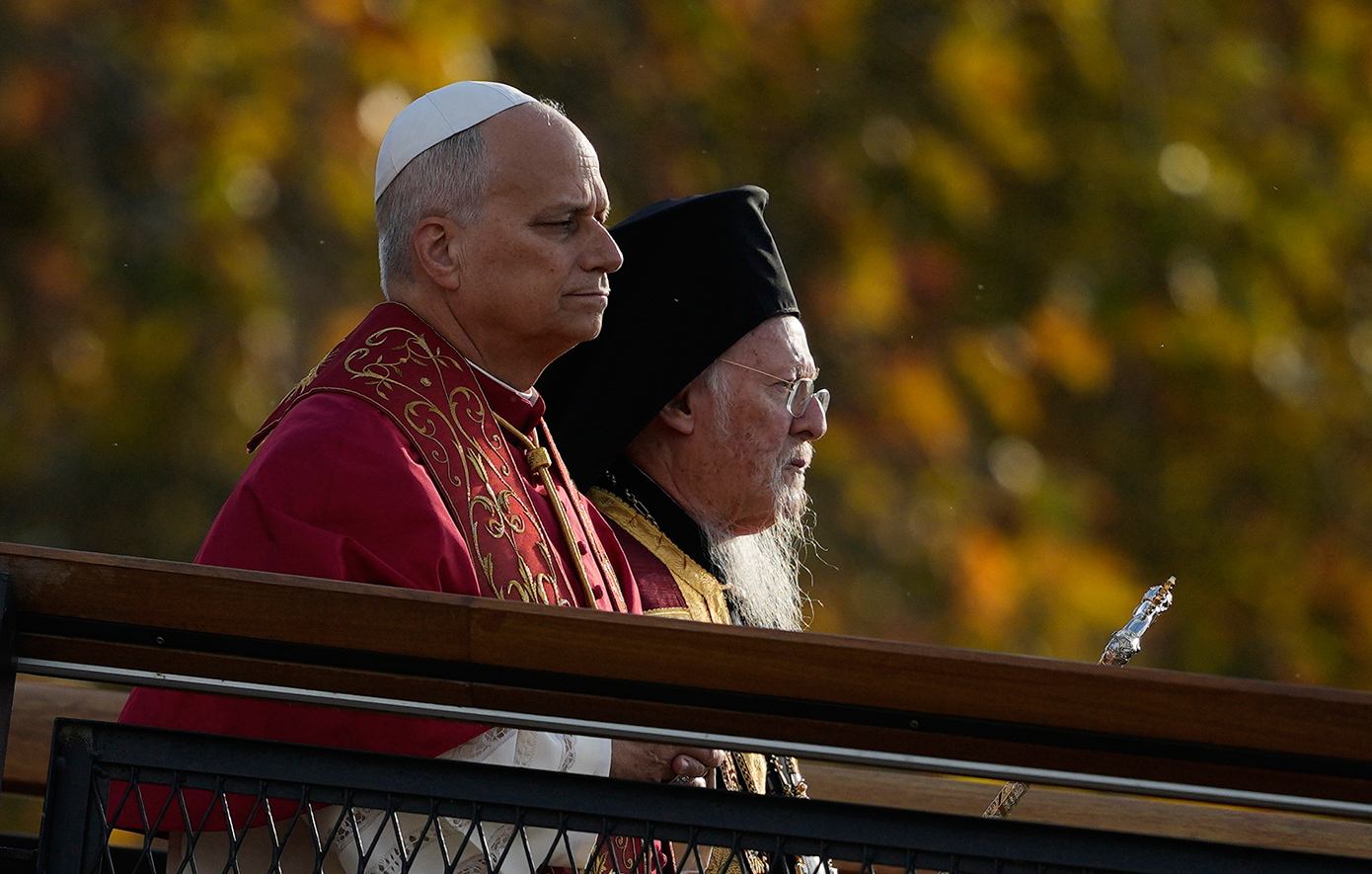 Τα «μηνύματα» που στέλνει ο Πάπας σε Ρωσία και Τουρκία με την συνάντησή του με τον Οικουμενικό Πατριάρχη