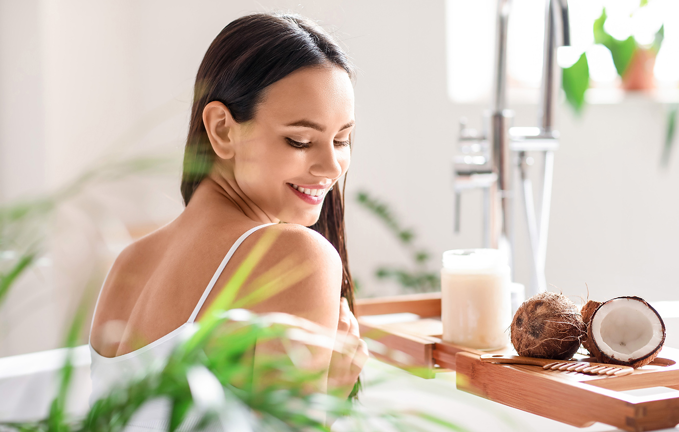 Πώς να χρησιμοποιήσετε το λάδι καρύδας για τα μαλλιά, σύμφωνα με τους ειδικούς