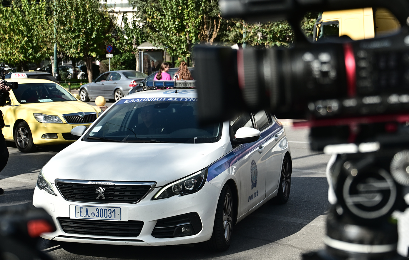 Η μεταγωγή της Δήμητρας Ματσούκα στην Ευελπίδων μετά τη σύλληψή της επειδή έτρεχε, είχε πιει, δεν είχε δίπλωμα και πινακίδες