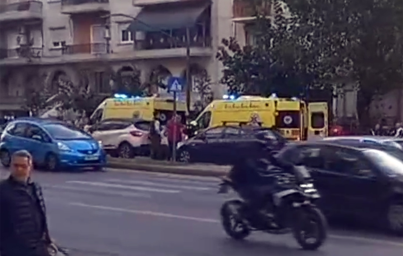 Τροχαίο στη λεωφόρο Κηφισίας: Μηχανή παρέσυρε πεζό, δύο τραυματίες &#8211; Βίντεο από το σημείο