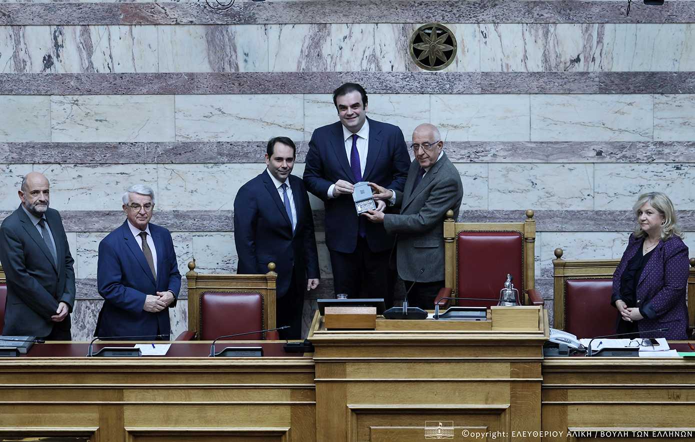 Για πρώτη φορά κατατέθηκε στη Βουλή από τον Κυριάκο Πιερρακάκη σε άυλη μορφή με QR code ο Κρατικός Προϋπολογισμός