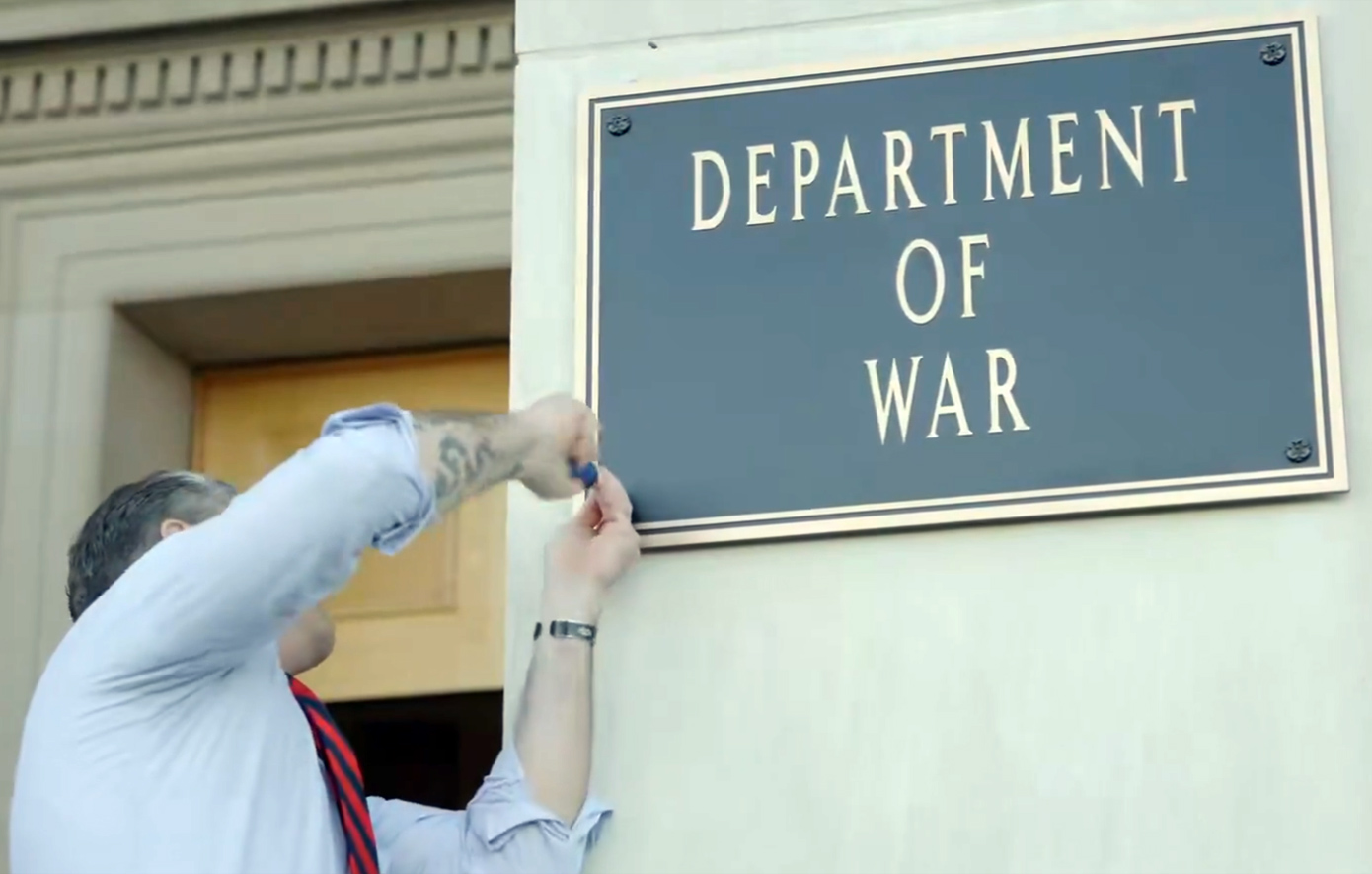 Και εγένετο «υπουργείο Πολέμου» στις ΗΠΑ &#8211; Ο ίδιος ο υπουργός βίδωσε την πινακίδα στην είσοδο του Πενταγώνου