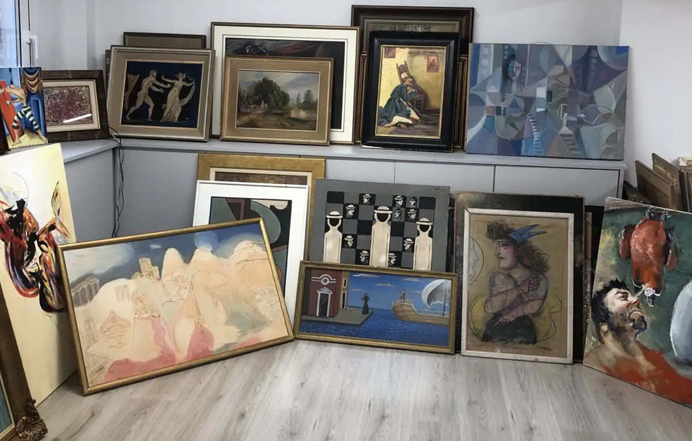 Συλλήψεις στην Αττική για πλαστά έργα τέχνης: Κατασχέθηκαν πάνω από 400 πίνακες ζωγραφικής, όπλα και σφαίρες