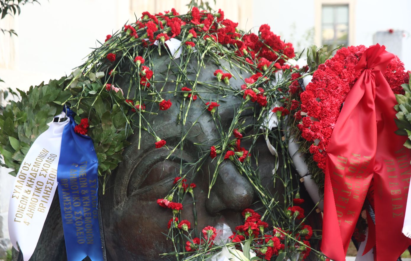 Κορυφώνονται οι εκδηλώσεις για την 52η επέτειο του Πολυτεχνείου &#8211; Άνοιξαν οι πύλες, κλείνουν στις 13:00