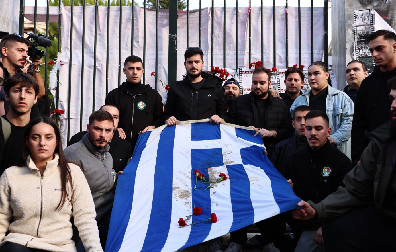 Επέτειος Πολυτεχνείου: Ξεκίνησε η πορεία με την αιματοβαμμένη σημαία προς την αμερικανική πρεσβεία &#8211; 19 προσαγωγές και μία σύλληψη