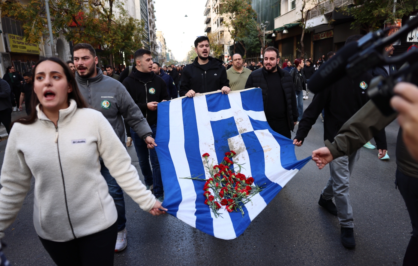 Επέτειος Πολυτεχνείου: Ξεκίνησε η πορεία με την αιματοβαμμένη σημαία προς την αμερικανική πρεσβεία &#8211; 19 προσαγωγές και μία σύλληψη