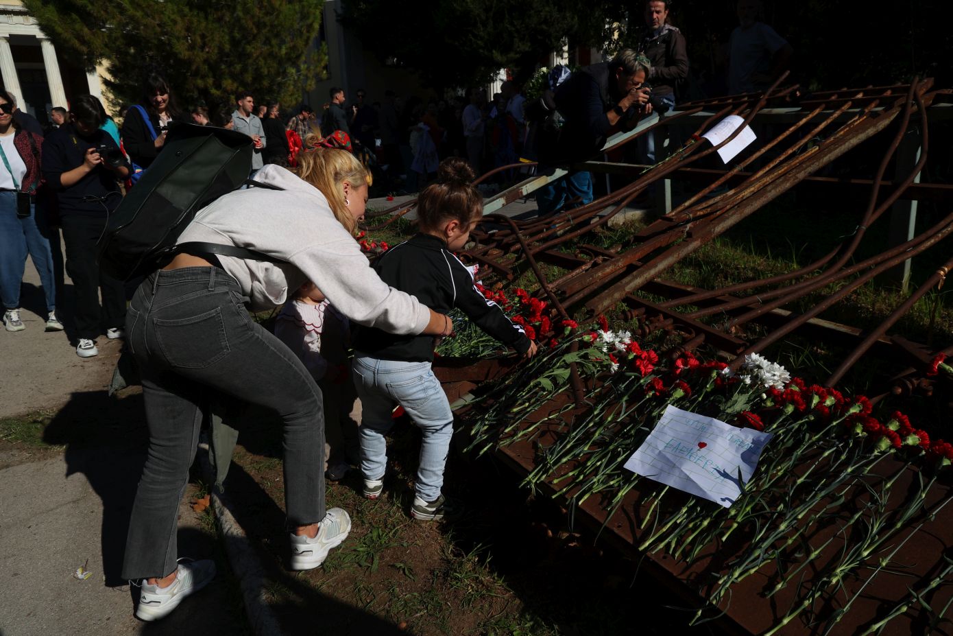 Ξεκίνησαν οι τριήμερες εκδηλώσεις για την 52η επέτειο του Πολυτεχνείου – Δείτε φωτογραφίες