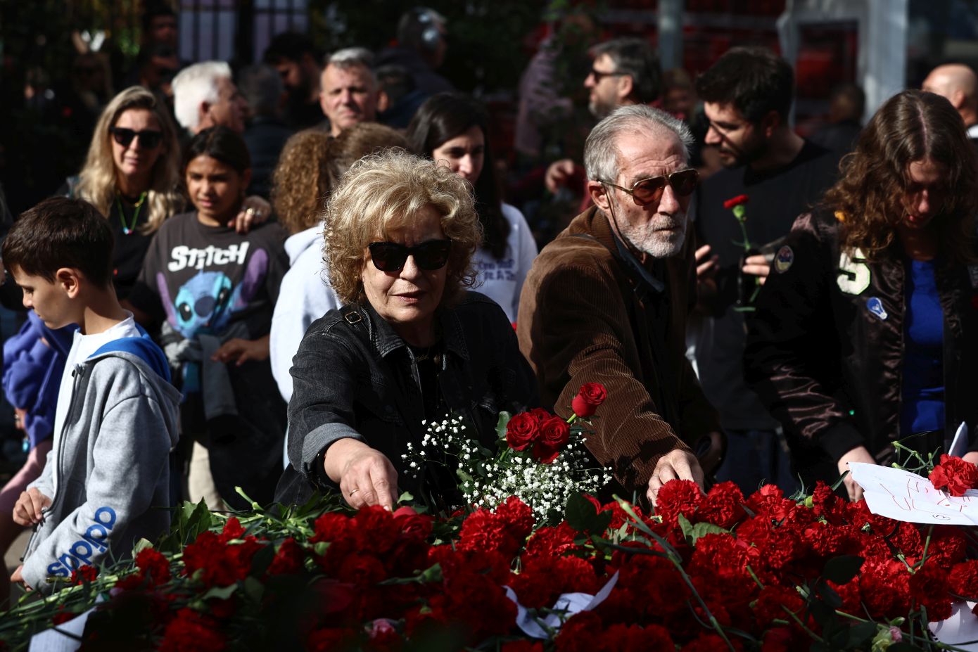 Χιλιάδες άνθρωποι στο Πολυτεχνείο για να αφήσουν ένα λουλούδι &#8211; Κορυφώνονται οι εκδηλώσεις μνήμης, δείτε βίντεο και φωτογραφίες