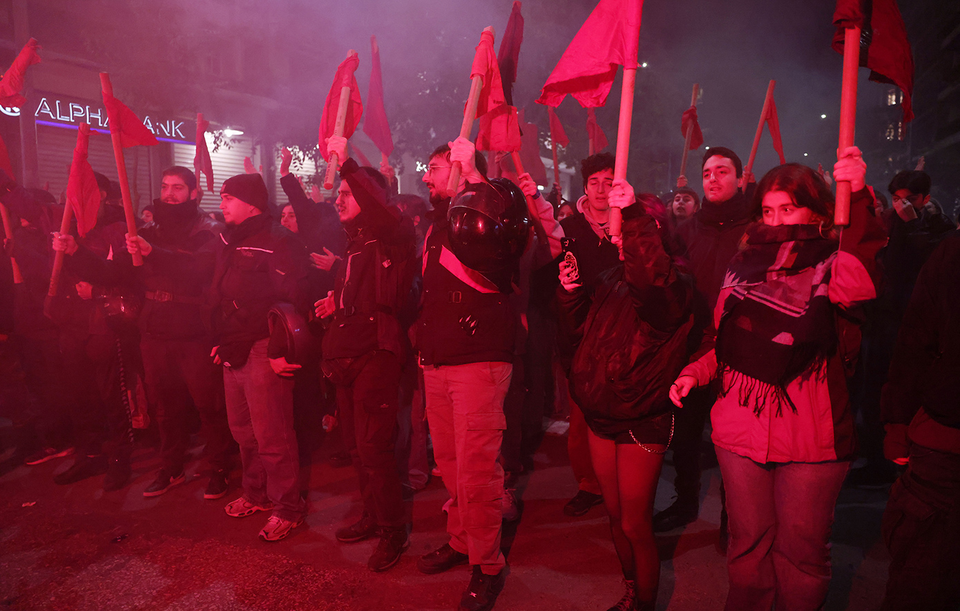 Ολοκληρώθηκε η πορεία για την 52η ιστορική επέτειο του Πολυτεχνείου στη Θεσσαλονίκη