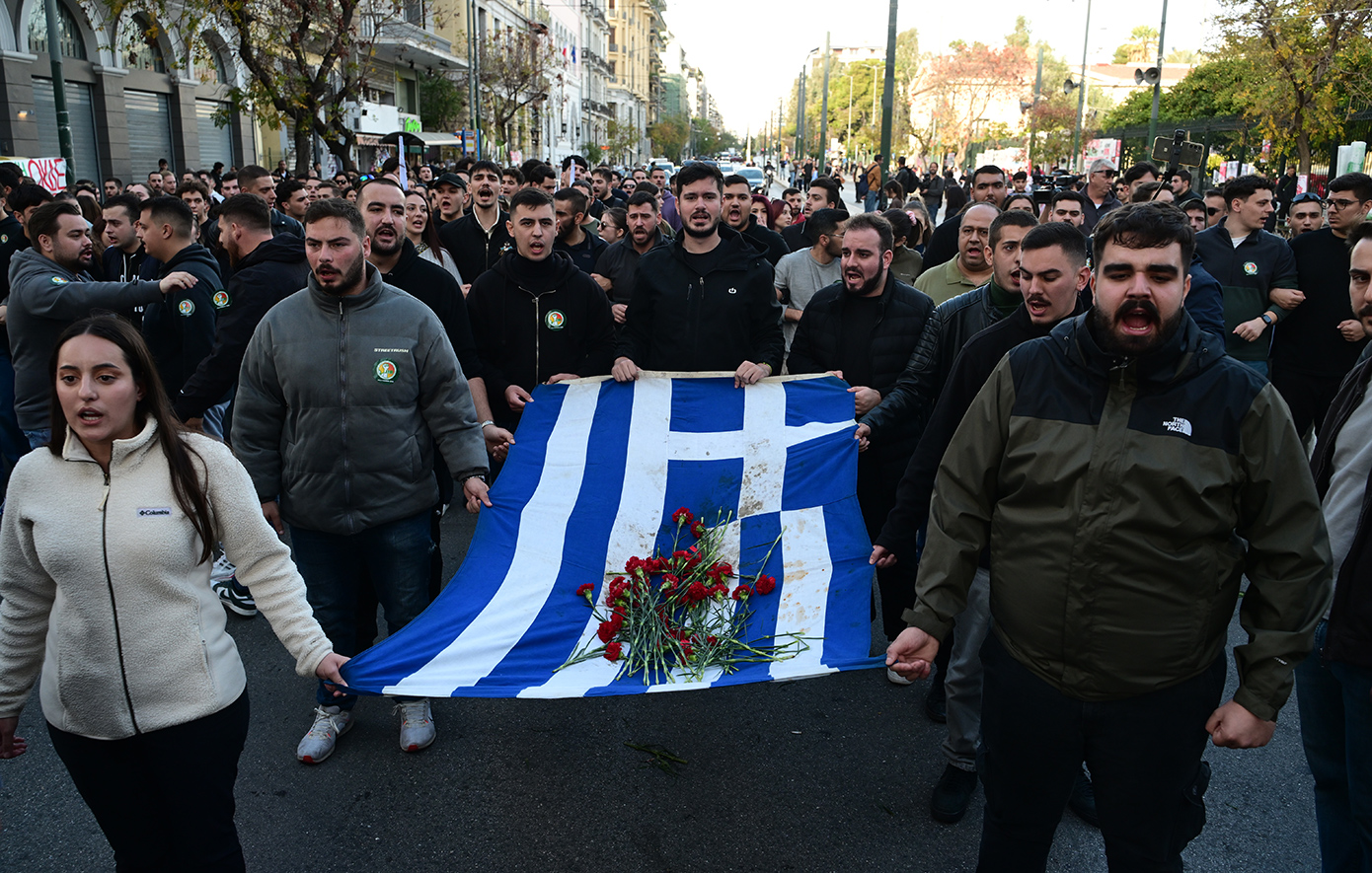 Live η πορεία για το Πολυτεχνείο: Χιλιάδες άνθρωποι για να αφήσουν ένα λουλούδι &#8211; Δείτε βίντεο και φωτογραφίες