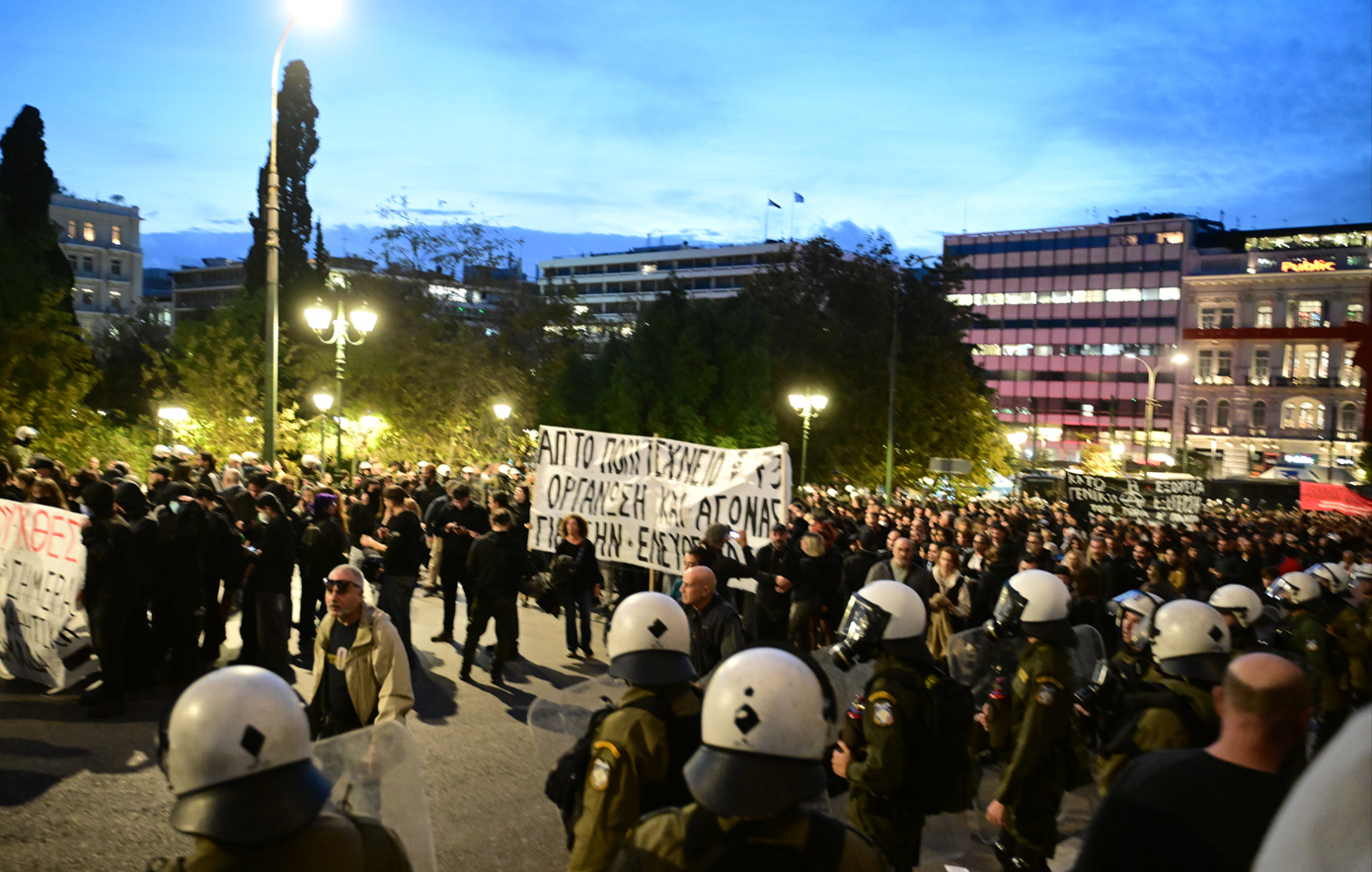 Live η πορεία για το Πολυτεχνείο προς την αμερικανική πρεσβεία: 43 προσαγωγές και 11 συλλήψεις &#8211; Δείτε βίντεο και φωτογραφίες