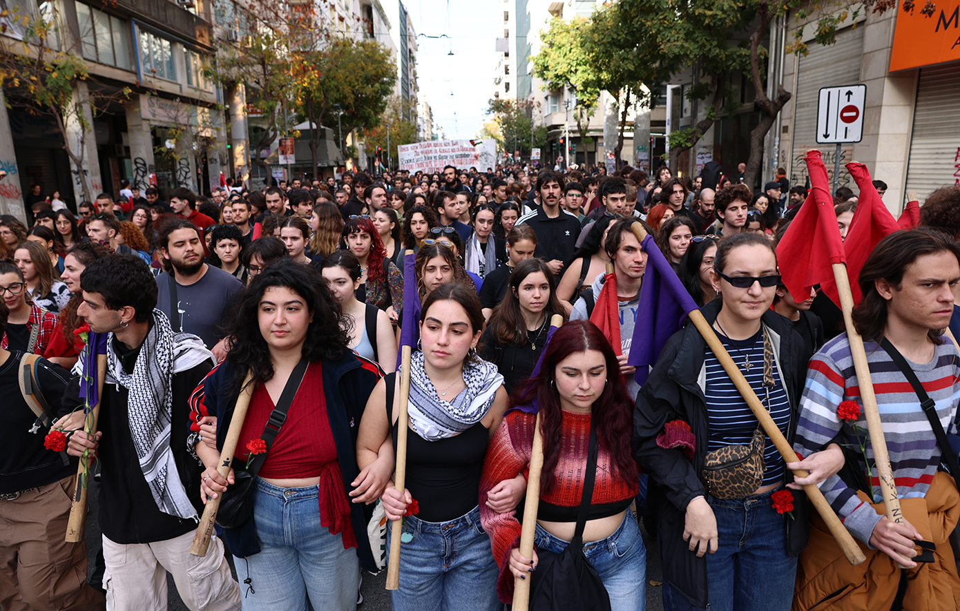 Live η πορεία για το Πολυτεχνείο προς την αμερικανική πρεσβεία: 43 προσαγωγές και 11 συλλήψεις – Δείτε βίντεο και φωτογραφίες