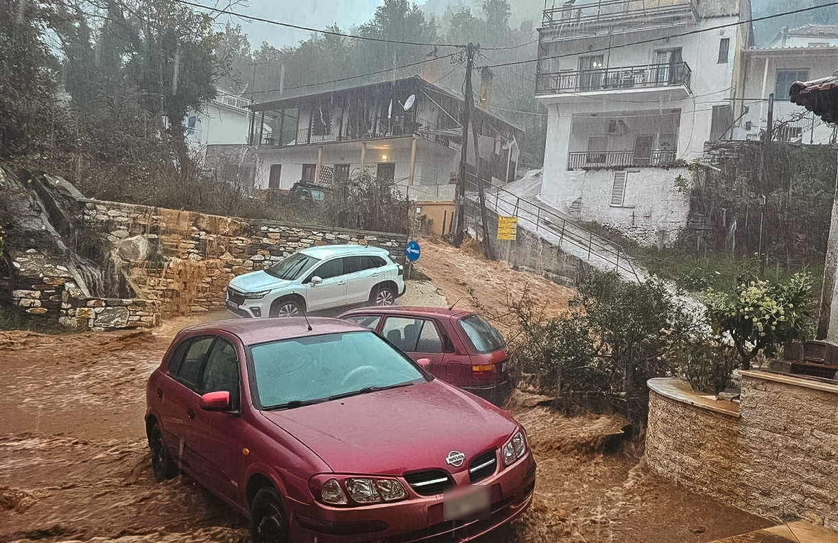 Σοβαρές καταστροφές στη Θάσο από την κακοκαιρία Adel: Δρόμοι-χειμάρροι και αυτοκίνητα παρασύρθηκαν