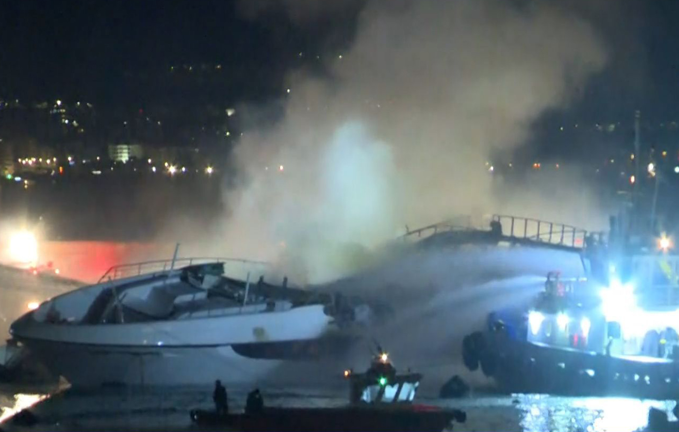 Τέσσερα πολυτελή γιοτ καταστράφηκαν ολοσχερώς από τη φωτιά στη Μαρίνα Ζέας