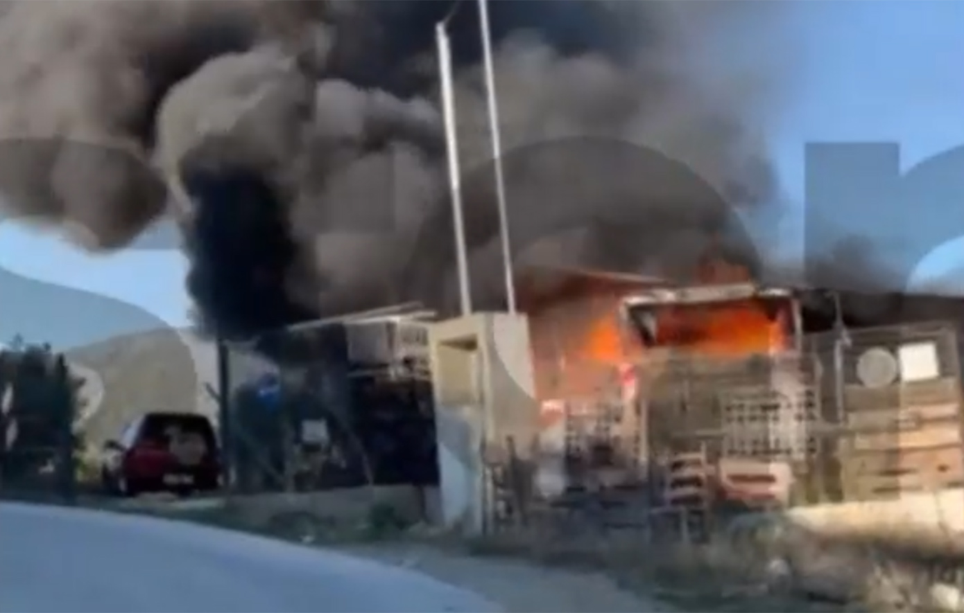 Δραματική διάσωση ηλικιωμένου από φλεγόμενο τροχόπιστο στην Καβάλα &#8211; Φώναζε «καίγομαι»