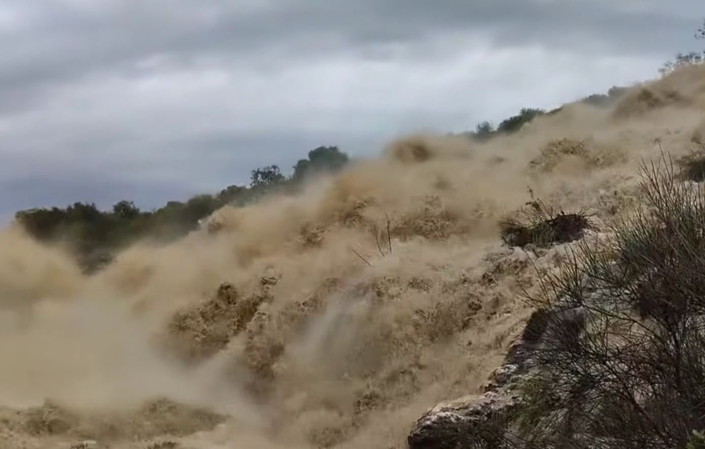 Φούσκωσε ρέμα στην Αμφιλοχία από τις βροχές, κατεβάζει ορμητικά νερά στον Αμβρακικό