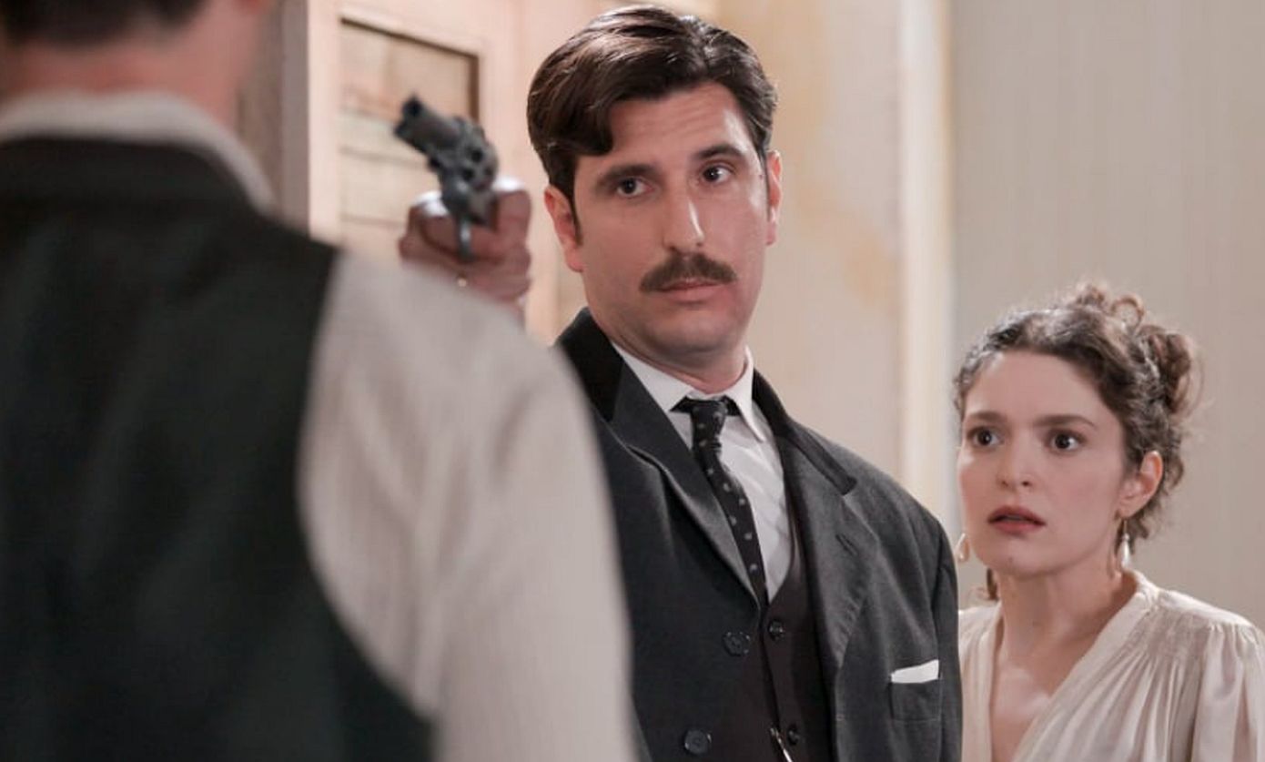 Grand Hotel: Ο Ρήγας καταλαβαίνει ότι ο Άρης τον παρακολουθεί και τον σημαδεύει με το όπλο του