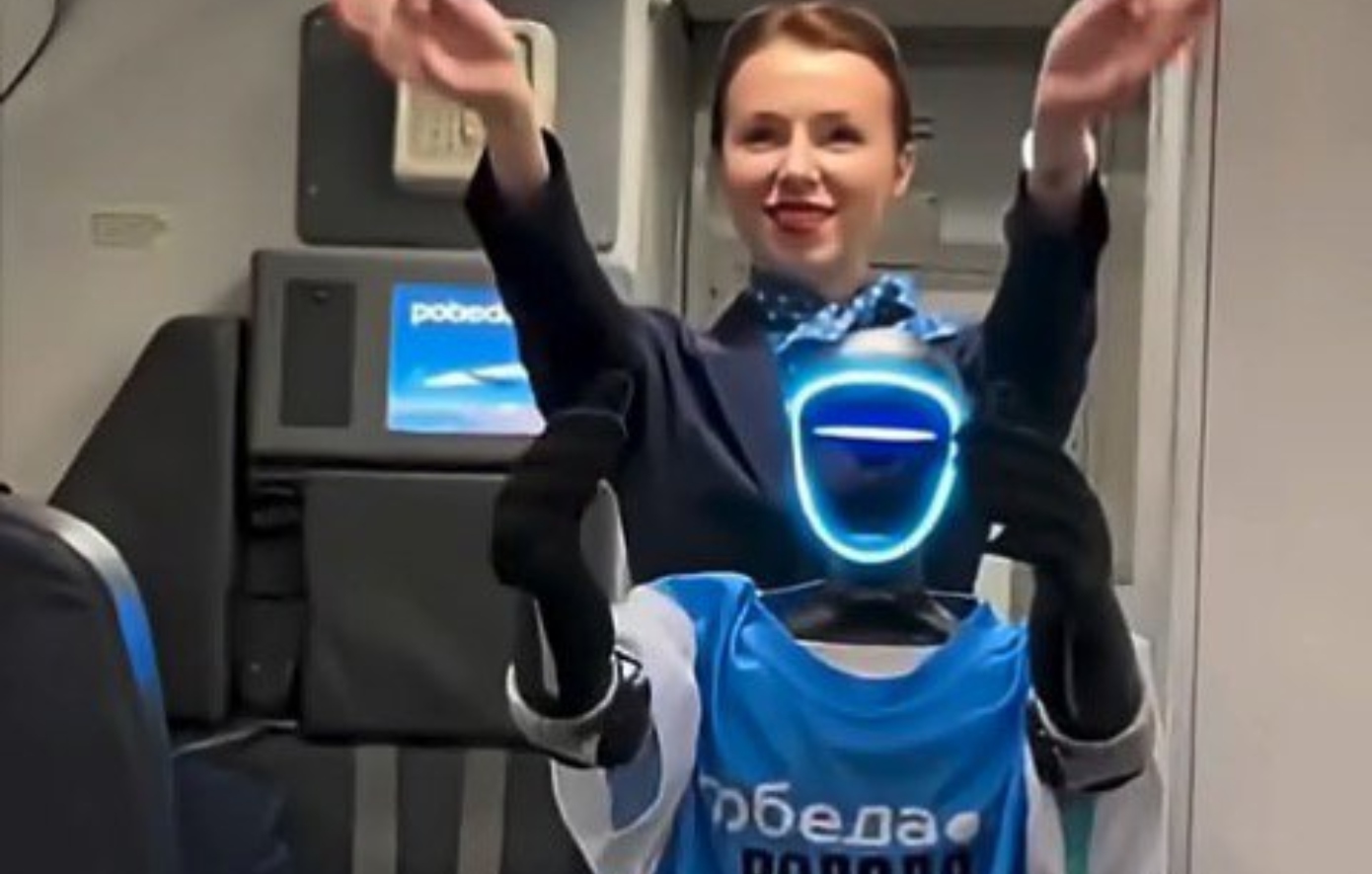 Η πρώτη πτήση με αεροσυνοδό ρομπότ &#8211; Δείτε βίντεο με το «Volodya» να χαιρετά επιβάτες σε αεροπλάνο