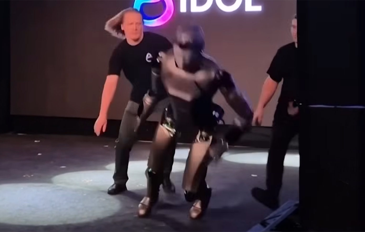 Τεράστιο φιάσκο σε παρουσίαση ρομπότ &#8211; Έπεσε επάνω στη σκηνή και άρχισε να τραντάζεται