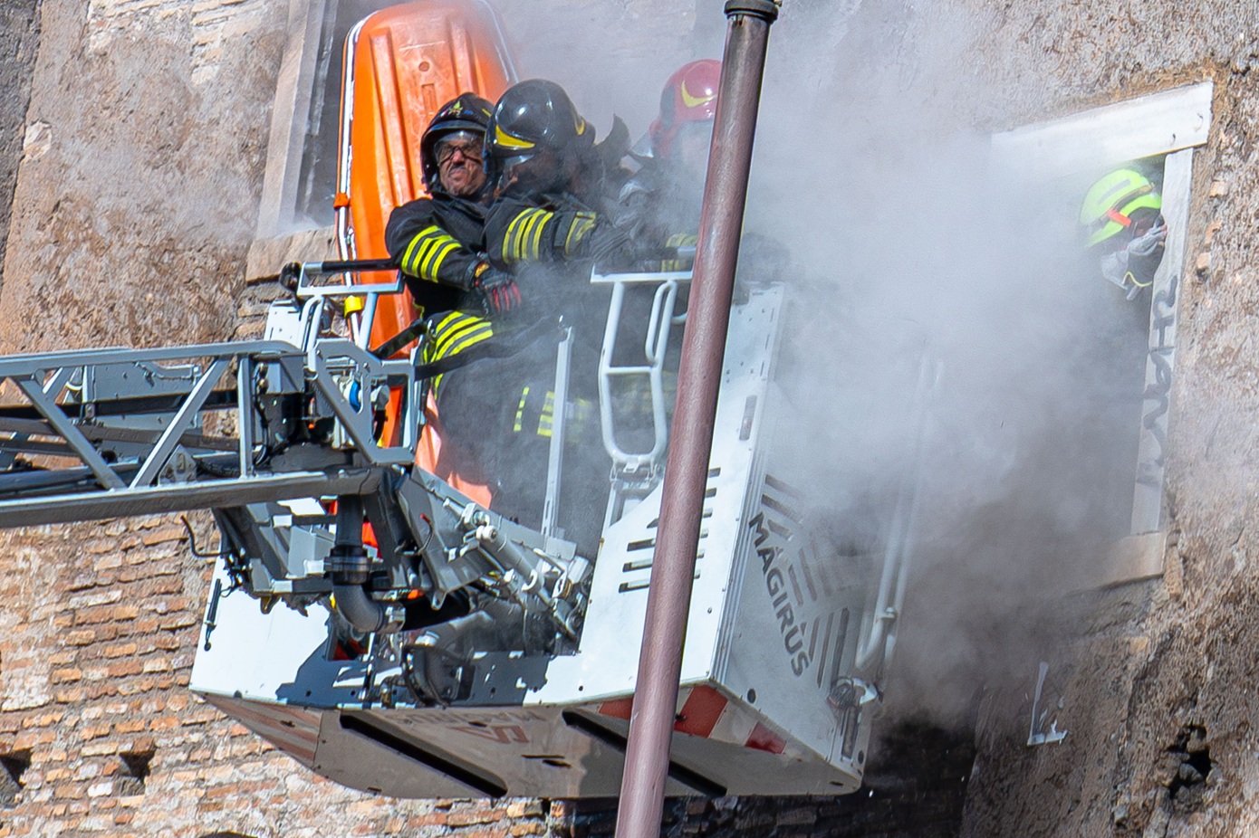 Νεκρός ο εργάτης που είχε απεγκλωβιστεί από τα συντρίμμια του μεσαιωνικού πύργου στην Ρωμή – Υπέκυψε στα τραύματα του