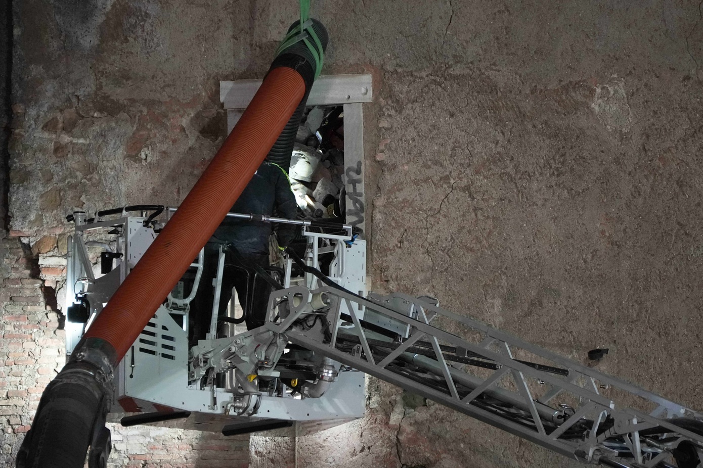 Κρίσιμη η κατάσταση του εργάτη που απεγκλωβίστηκε από τα ερείπια του Πύργου των Κόμηδων στη Ρώμη