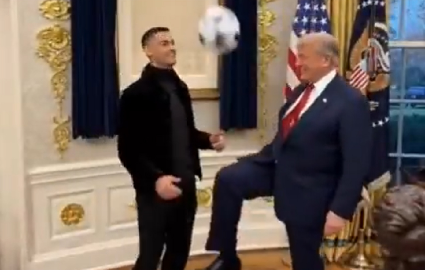 Ο Ρονάλντο έπαιξε ποδόσφαιρο μαζί με τον Τραμπ μέσα στον Λευκό Οίκο &#8211; Δείτε το AI βίντεο που ανέβασε ο πρόεδρος των ΗΠΑ