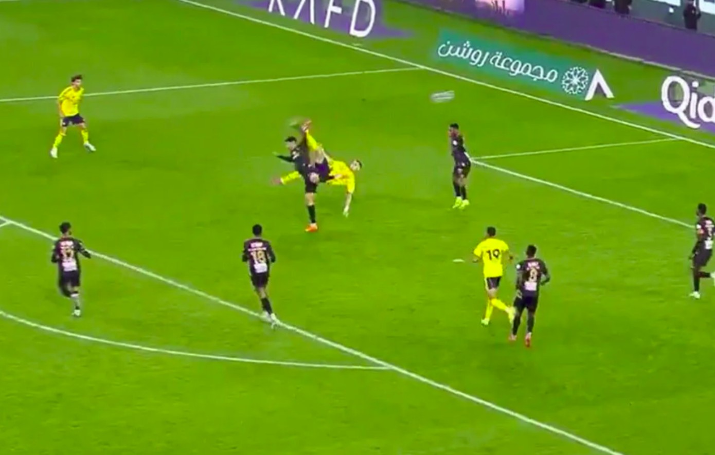 Απίστευτος Ρονάλντο: Γκολάρα με «ψαλιδάκι» κόντρα στην ομάδα των Φορτούνη, Μασούρα και Κουρμπέλη