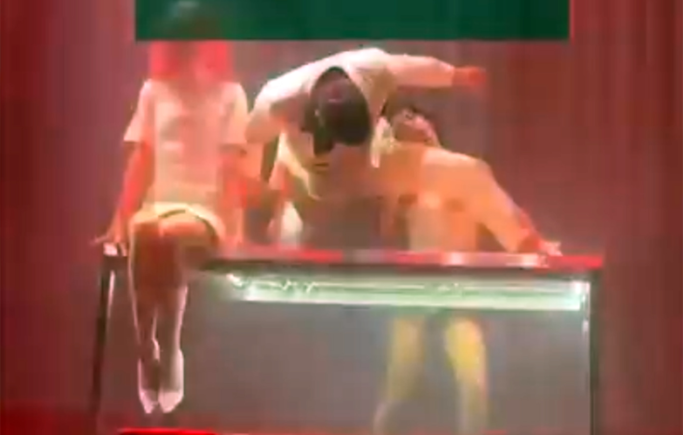 Το ατύχημα του Σάκη Ρουβά που «πάγωσε» τους θαμώνες &#8211; Δείτε το βίντεο με την πτώση του τραγουδιστή