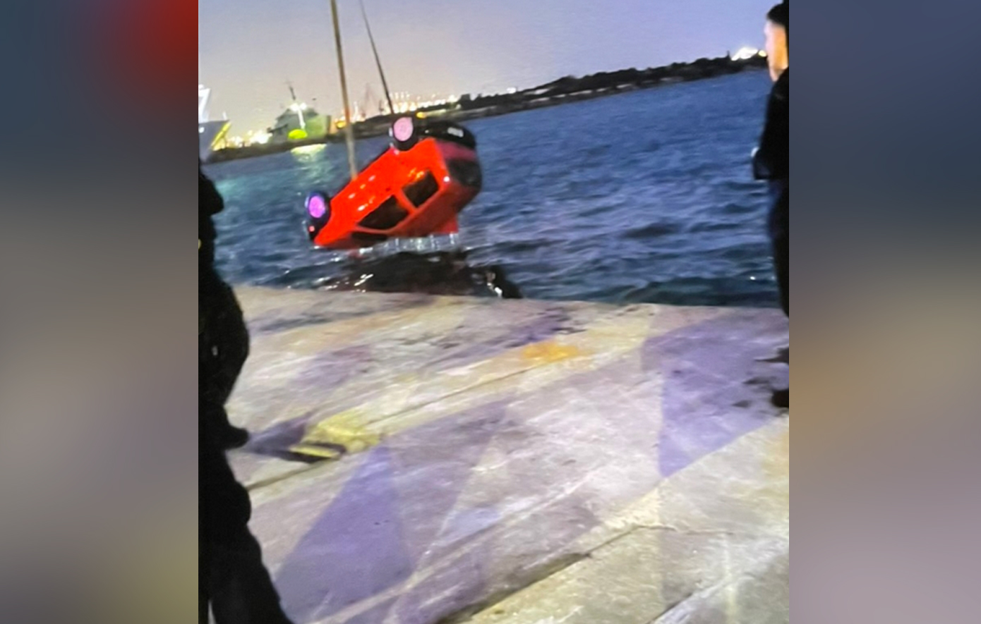 Τραγωδία στο λιμάνι της Σαλαμίνας: Αυτοκίνητο έπεσε στη θάλασσα &#8211; Νεκρός ανασύρθηκε ο οδηγός