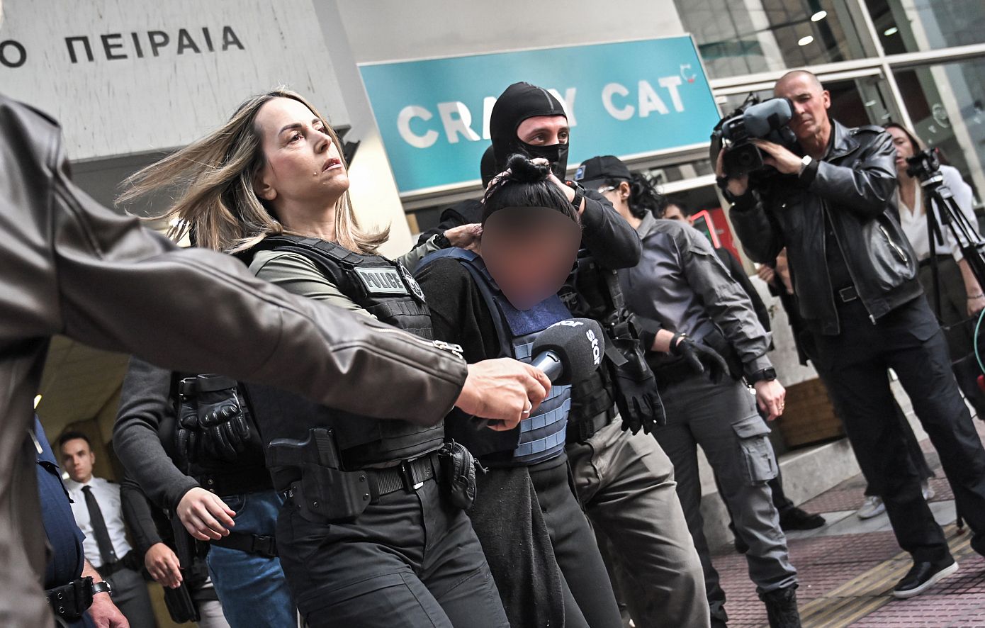 Σαλαμίνα: Τα κενά μνήμης, οι «περίεργες» ερωτήσεις πριν το φονικό και τα βίντεο που πρόδωσαν την 46χρονη