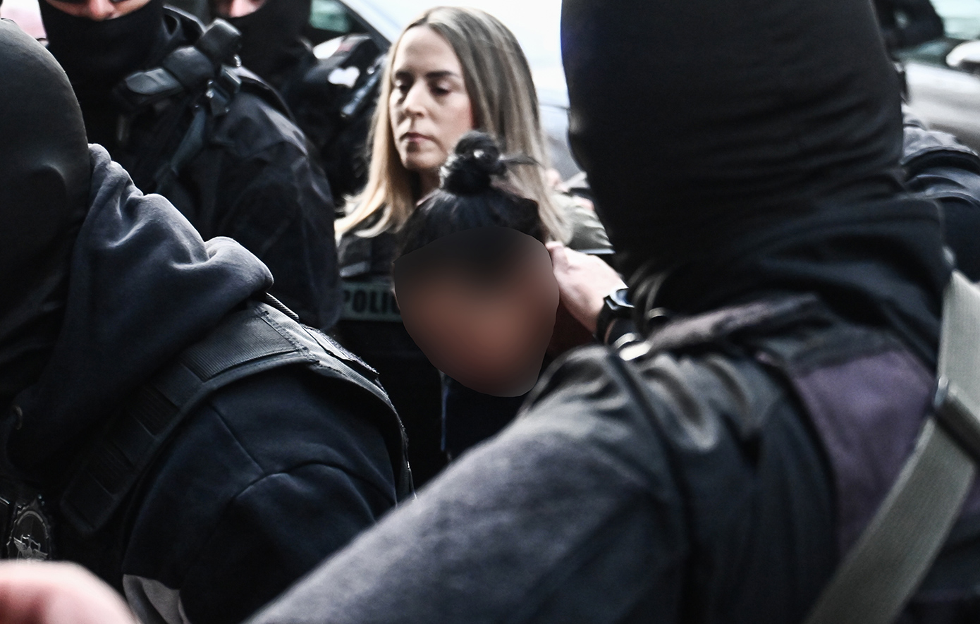 Μυστήριο με τα δύο μαχαίρια που βρέθηκαν στο σπίτι της 75χρονης στη Σαλαμίνα &#8211; «Το αίμα πέρασε μέσα από τα γάντια»